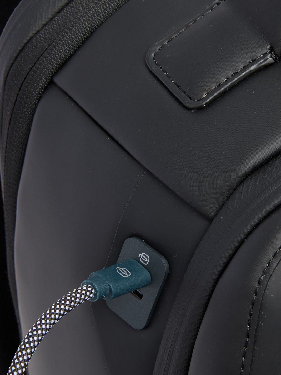 Piquadro Zaino da viaggio Rover con scomparto per laptop da 40 cm e protezione RFID Piquadro Zaino da viaggio Rover con scomparto per laptop da 40 cm e protezione RFID