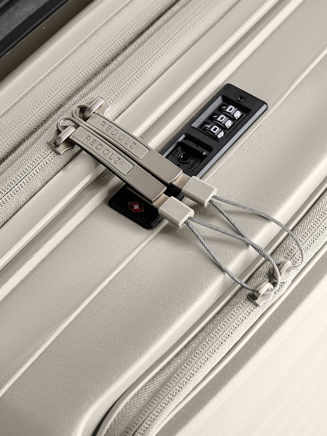 Redolz Essentials 17 2.0 4 ruedas Maleta de cabina 55 cm Compartimento para el portátil Con asa expansible Redolz Essentials 17 2.0 4 ruedas Maleta de cabina 55 cm Compartimento para el portátil Con asa expansible