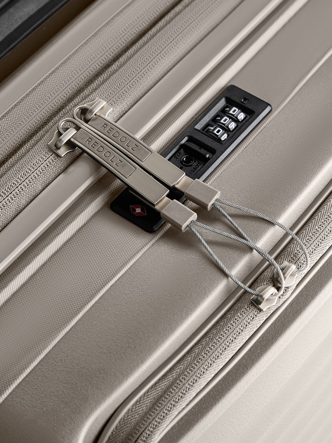 Redolz Essentials 17 2.0 4 ruedas Maleta de cabina 55 cm Compartimento para el portátil Con asa expansible Redolz Essentials 17 2.0 4 ruedas Maleta de cabina 55 cm Compartimento para el portátil Con asa expansible