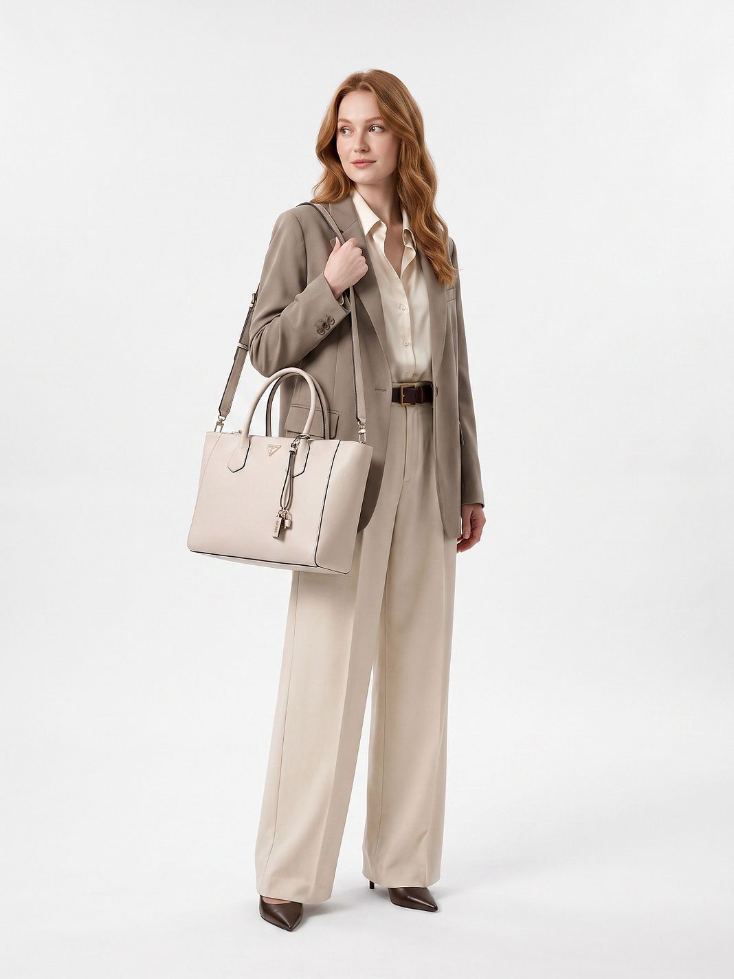 Guess Marissa Olkalaukku 39 cm Kannettavan tietokoneen taskun syvyys