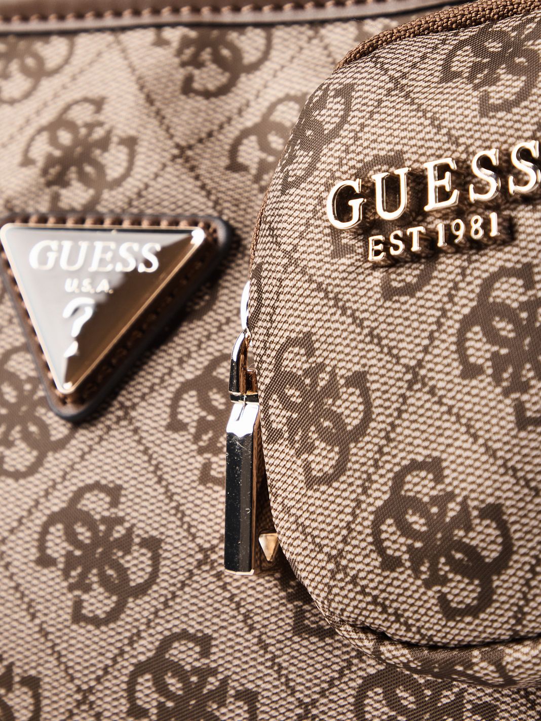Guess Adrian Skuldertaske 48 cm Guess Adrian Skuldertaske 48 cm