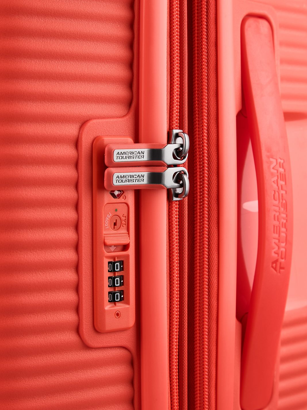 American Tourister Soundbox 4-hjulig Resväska 67 cm med expansionsveck American Tourister Soundbox 4-hjulig Resväska 67 cm med expansionsveck