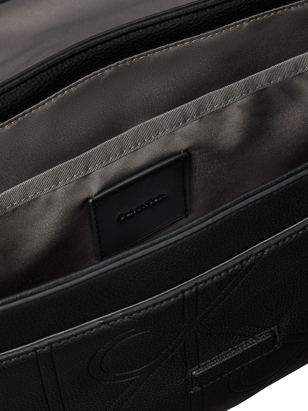 Calvin Klein Embossed Borsa messenger 30 cm Calvin Klein Embossed Borsa messenger 30 cm