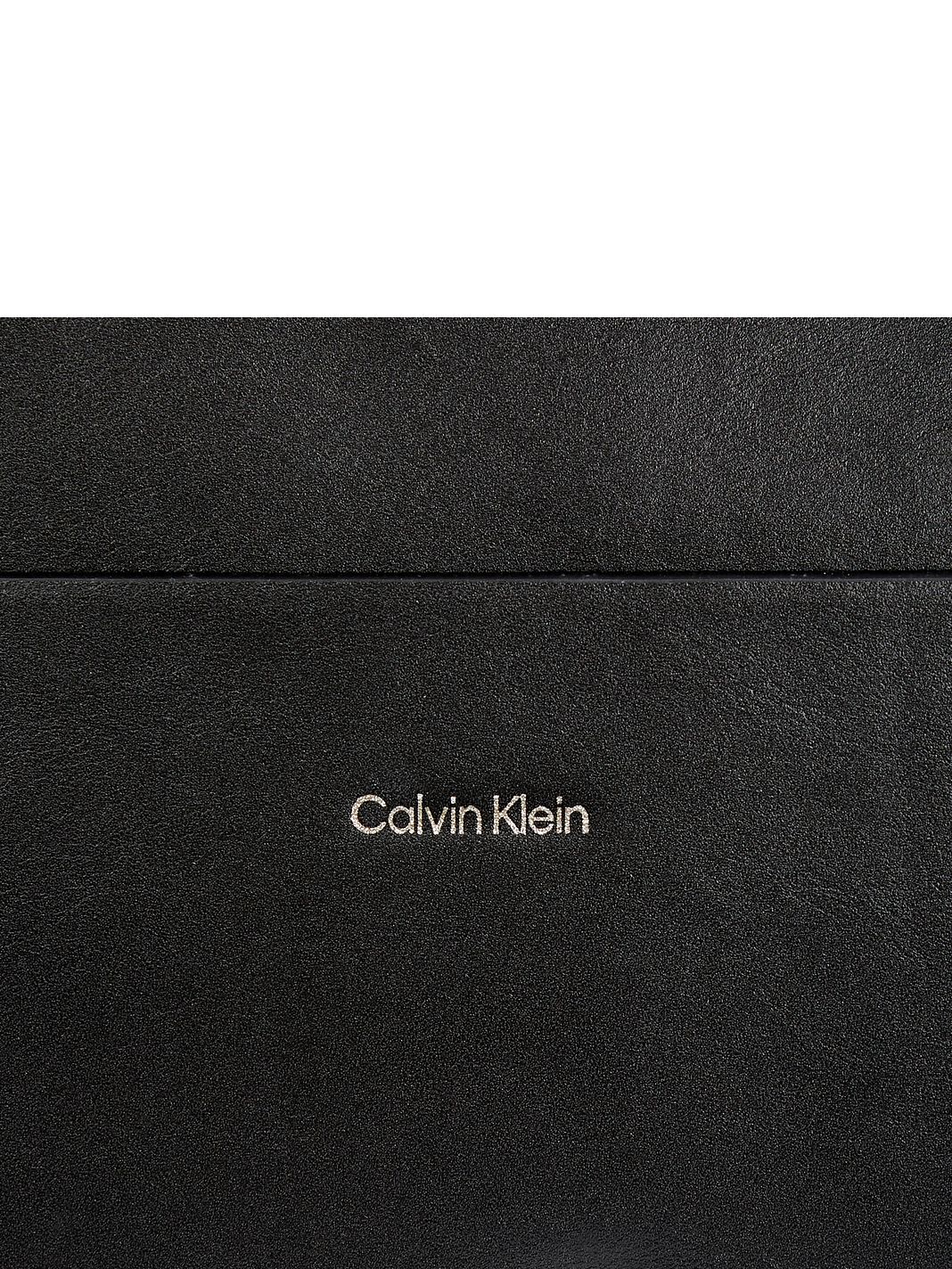 Calvin Klein CK Essential Olkalaukku 20 cm Calvin Klein CK Essential Olkalaukku 20 cm