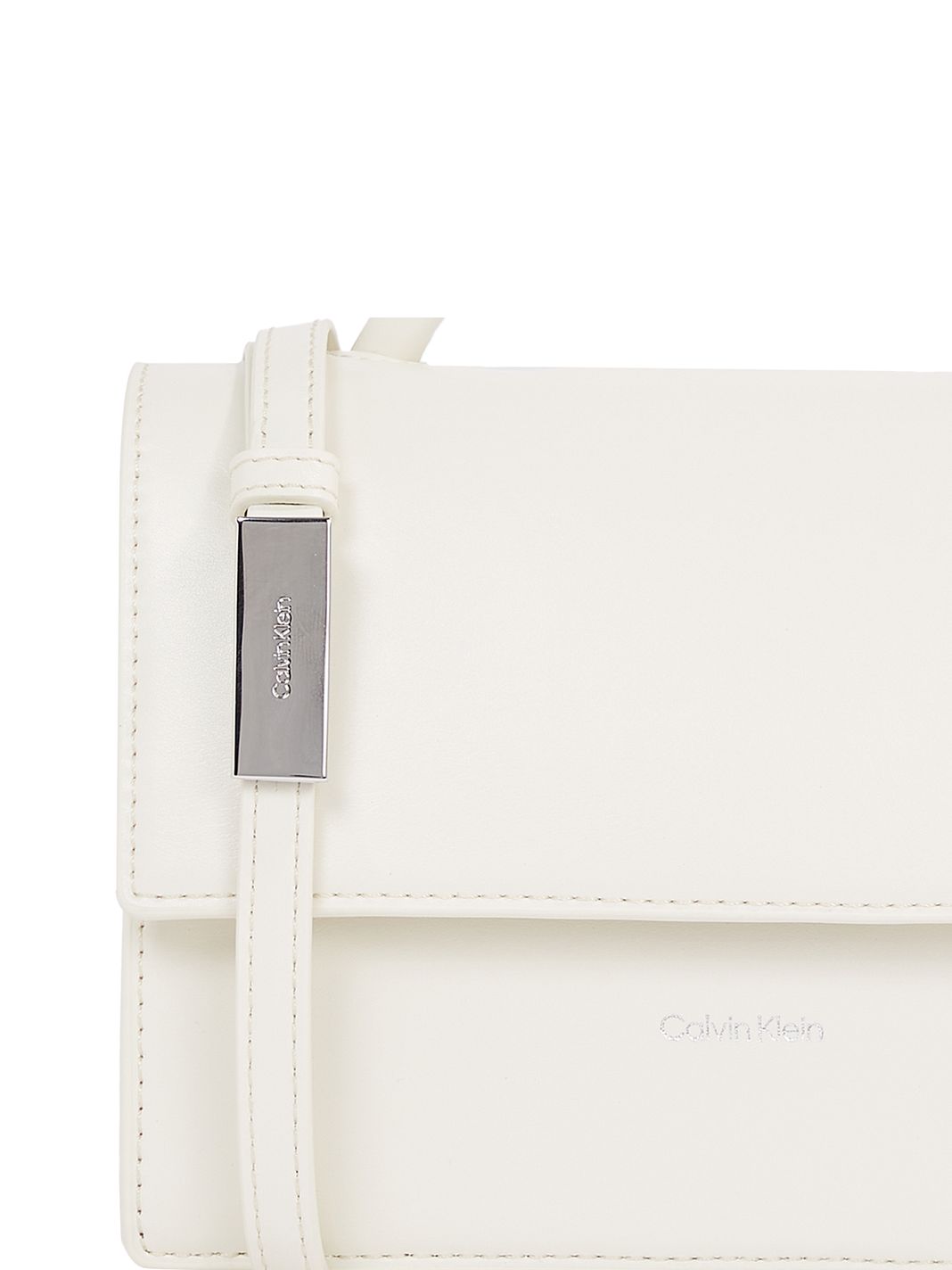 Calvin Klein CK Essential Handväska 20 cm Calvin Klein CK Essential Handväska 20 cm