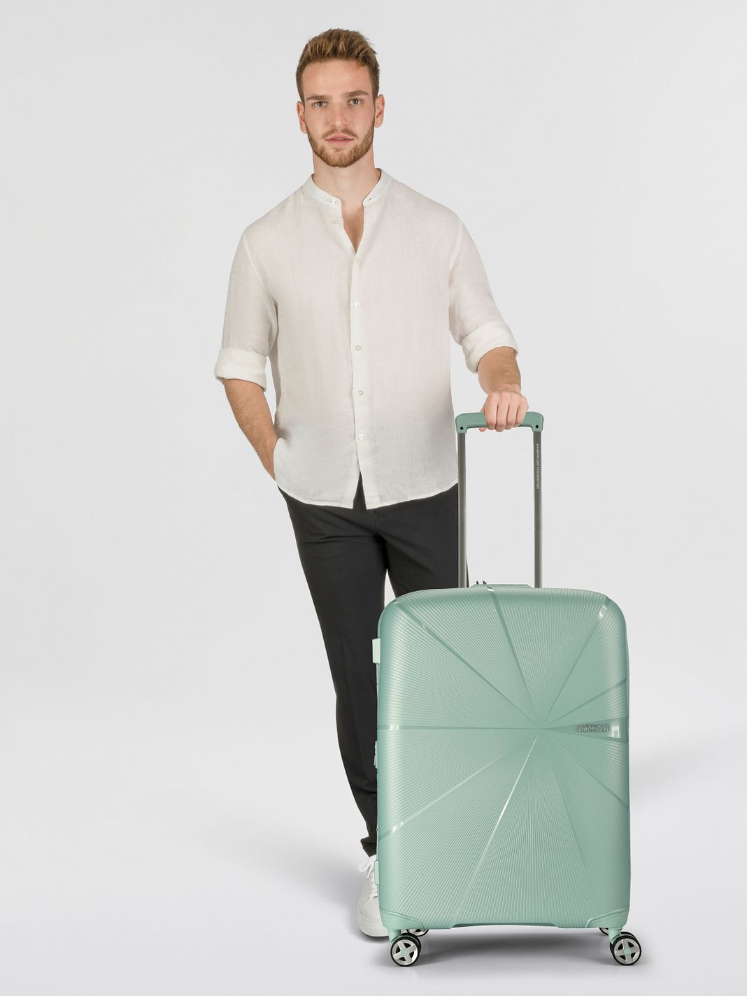 American Tourister Starvibe 4-hjulet Kuffert 67 cm med ekspansion American Tourister Starvibe 4-hjulet Kuffert 67 cm med ekspansion