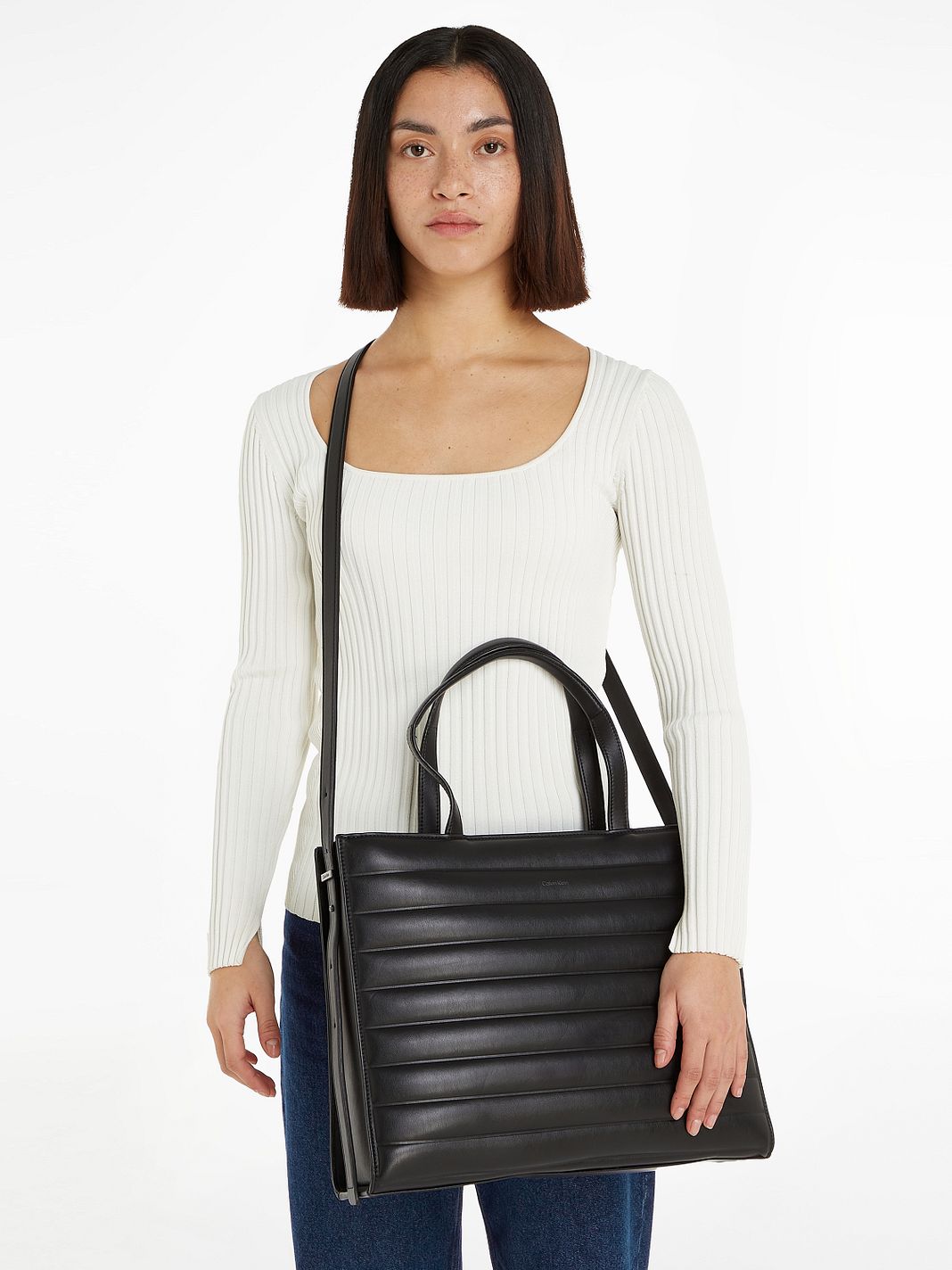 Calvin Klein Line Quilt Olkalaukku 38 cm Calvin Klein Line Quilt Olkalaukku 38 cm