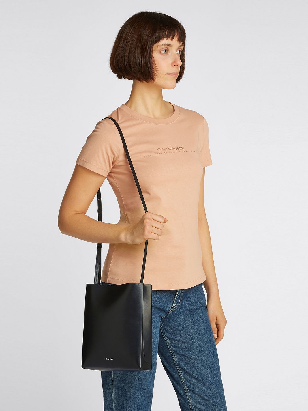 Calvin Klein Line Bolso bandolera Piel natural 24.5 cm Calvin Klein Line Bolso bandolera Piel natural 24.5 cm