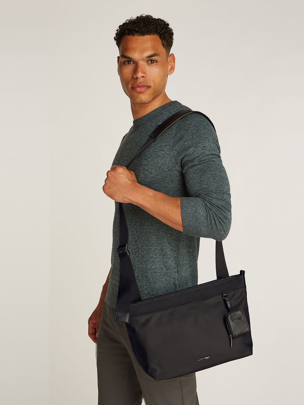 Calvin Klein CK Est. Bolso bandolera 30.5 cm Calvin Klein CK Est. Bolso bandolera 30.5 cm