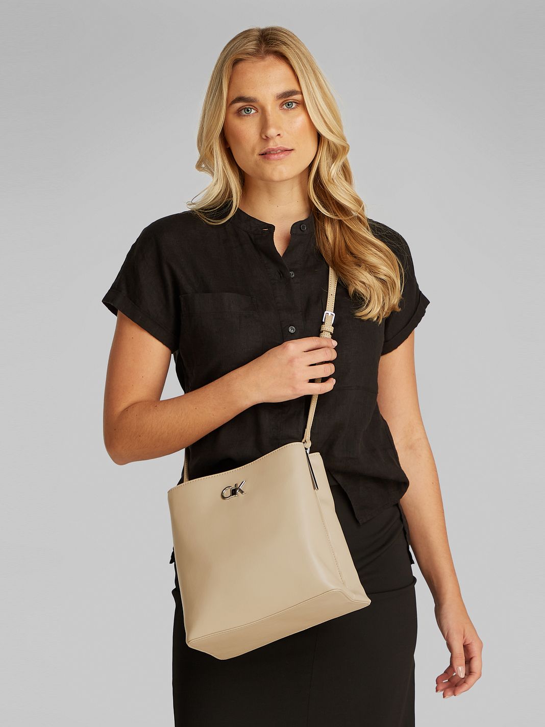Calvin Klein Re-Lock Crossbody taske 25 cm Calvin Klein Re-Lock Crossbody taske 25 cm