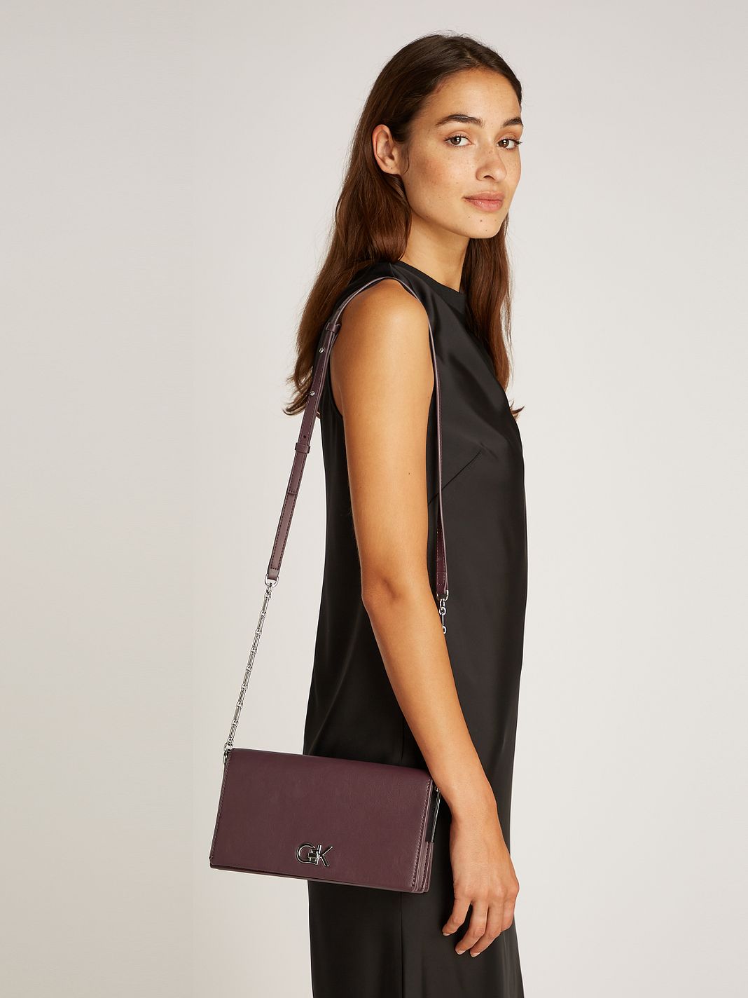 Calvin Klein Re-Lock Crossbody taske 24 cm Calvin Klein Re-Lock Crossbody taske 24 cm
