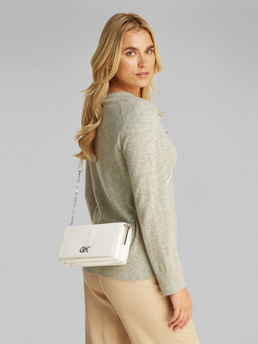 Calvin Klein Re-Lock Crossbody taske 24 cm Calvin Klein Re-Lock Crossbody taske 24 cm