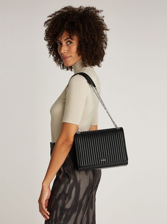 Calvin Klein Mini Line Quilt Skuldertaske 26 cm Calvin Klein Mini Line Quilt Skuldertaske 26 cm