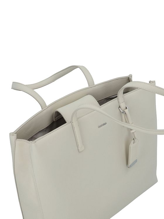 Calvin Klein CK Must Skuldertaske 39 cm Calvin Klein CK Must Skuldertaske 39 cm