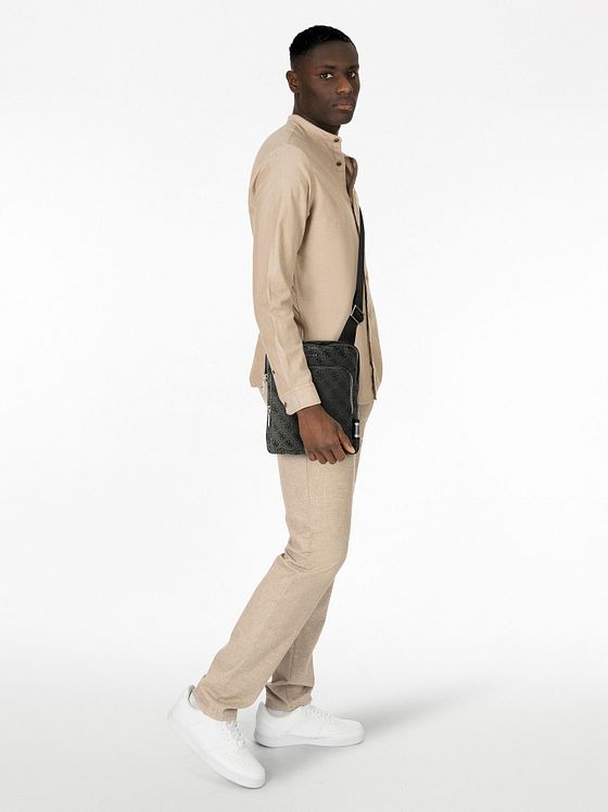 Guess Boston Skuldertaske 30 cm Guess Boston Skuldertaske 30 cm