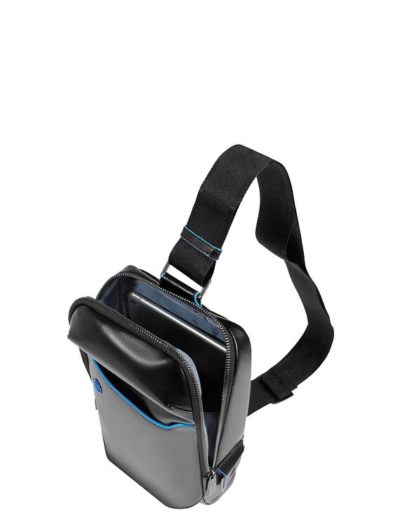 Piquadro Blå firkantet skuldertaske i læder 28 cm Piquadro Blå firkantet skuldertaske i læder 28 cm