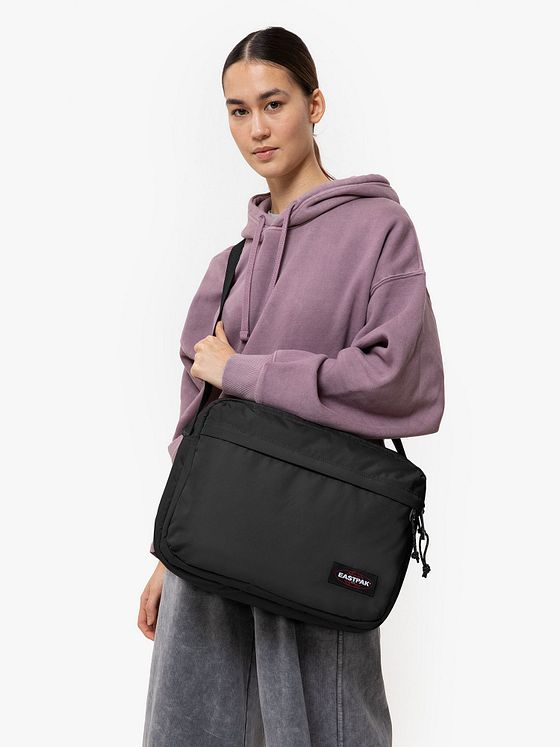 Eastpak Crosser-skuldertaske 39 cm med rum til bærbar computer