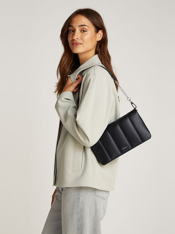 Calvin Klein Line Quilt Skuldertaske 28 cm Calvin Klein Line Quilt Skuldertaske 28 cm