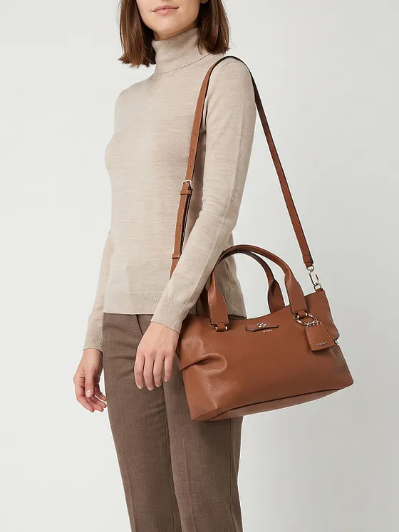 Guess Suzy Skuldertaske 44 cm Guess Suzy Skuldertaske 44 cm