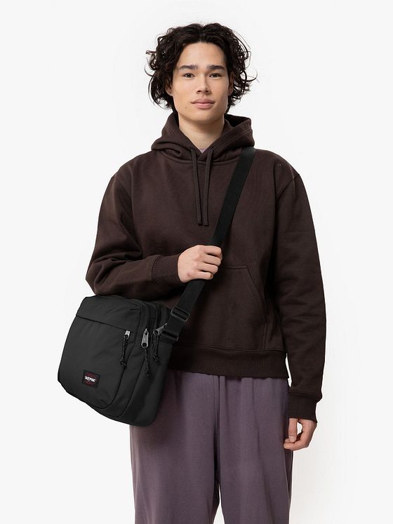 Eastpak Crosser-skuldertaske 39 cm med rum til bærbar computer