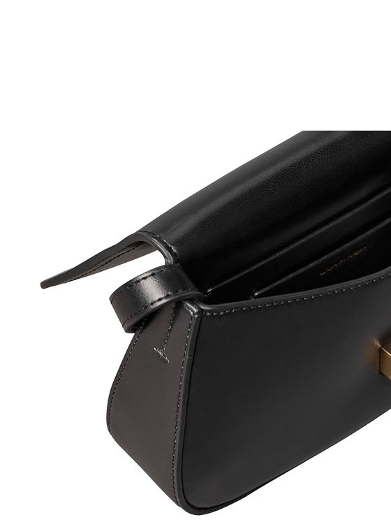 Calvin Klein CK Flap Skuldertaske 22 cm Calvin Klein CK Flap Skuldertaske 22 cm