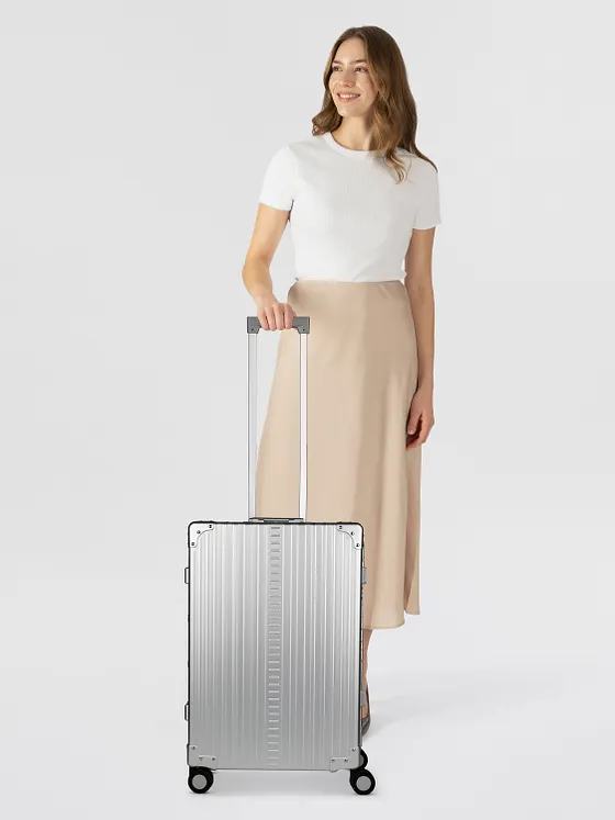 Aleon Traveler 4-pyöräinen alumiinivetolaukku, 67 cm, pukupussilla Aleon Traveler 4-pyöräinen alumiinivetolaukku, 67 cm, pukupussilla