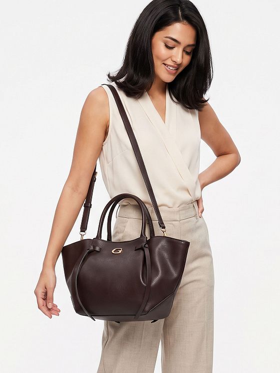 Guess Allegra Olkalaukku 48 cm Guess Allegra Olkalaukku 48 cm