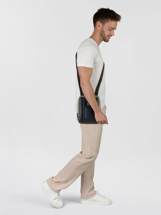 Piquadro Urban skuldertaske i læder 17 cm