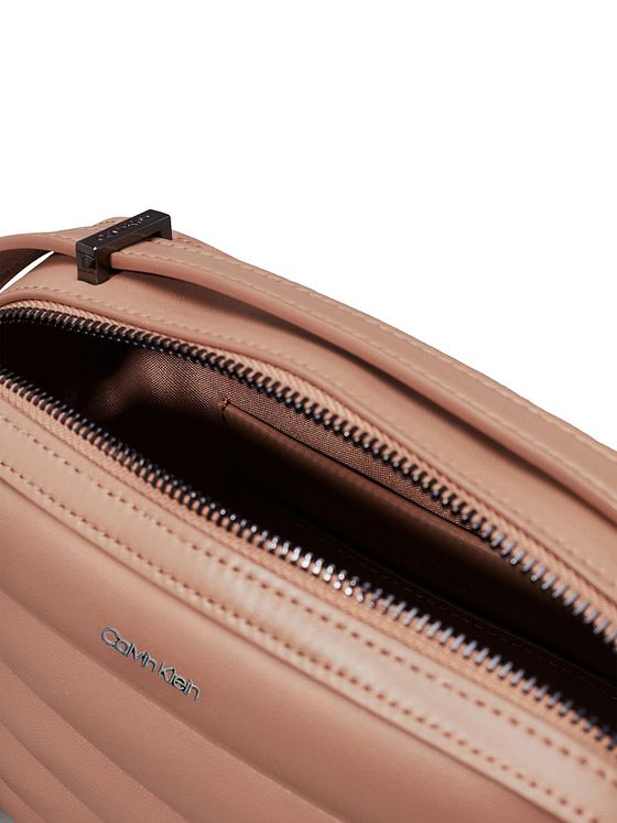 Calvin Klein Line Quilt Skuldertaske 22 cm