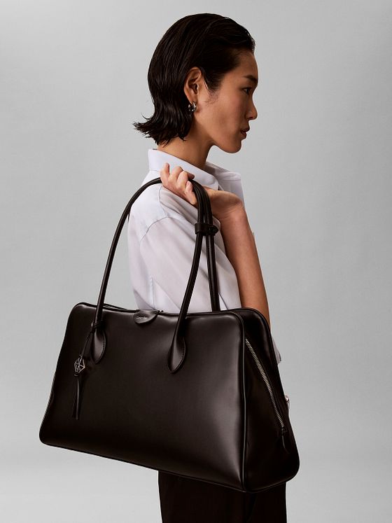 Calvin Klein Embossed Skuldertaske 47 cm Calvin Klein Embossed Skuldertaske 47 cm